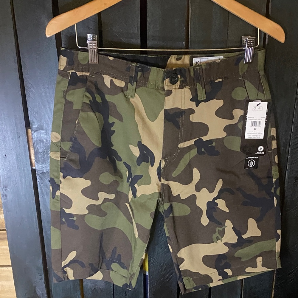 NWT Volcom FRCKN Stacker camouflage Men's Shorts size 30x8.5